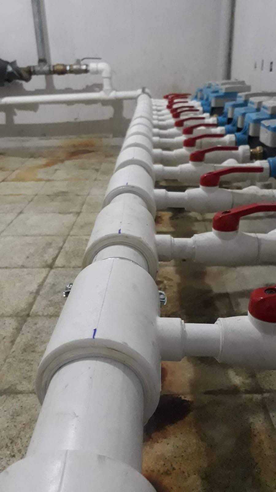 Su hattı bağlantılarının yakın görünümü