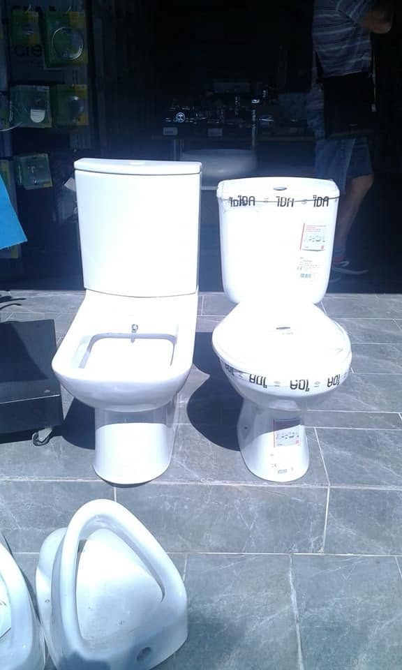 Banyodaki lavabo ve klozetin genel görünümü