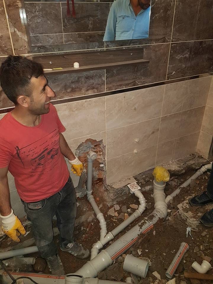 Duvar içindeki boru hattında çalışma